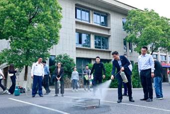 一群人在街道上行走 AI 生成的内容可能不正确。