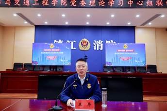 屏幕上的男人 AI 生成的内容可能不正确。