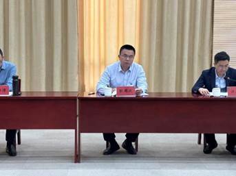 图片包含 人, 桌子, 窗帘, 室内 AI 生成的内容可能不正确。