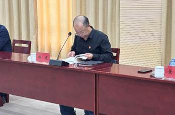 男人拿着笔记本电脑的桌子前 AI 生成的内容可能不正确。