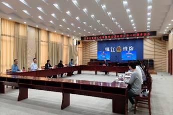 人们在看台上的人在房间里 AI 生成的内容可能不正确。