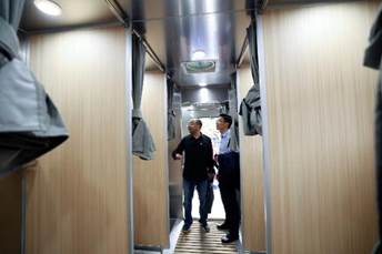 人站在门前 AI 生成的内容可能不正确。